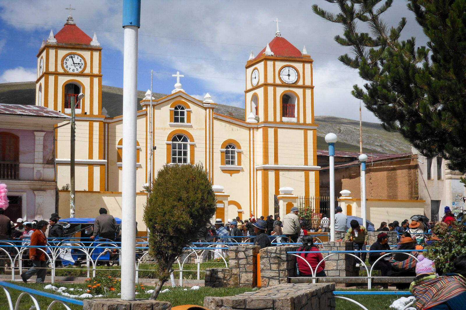 Plaza principal de San Pedro de Cajas