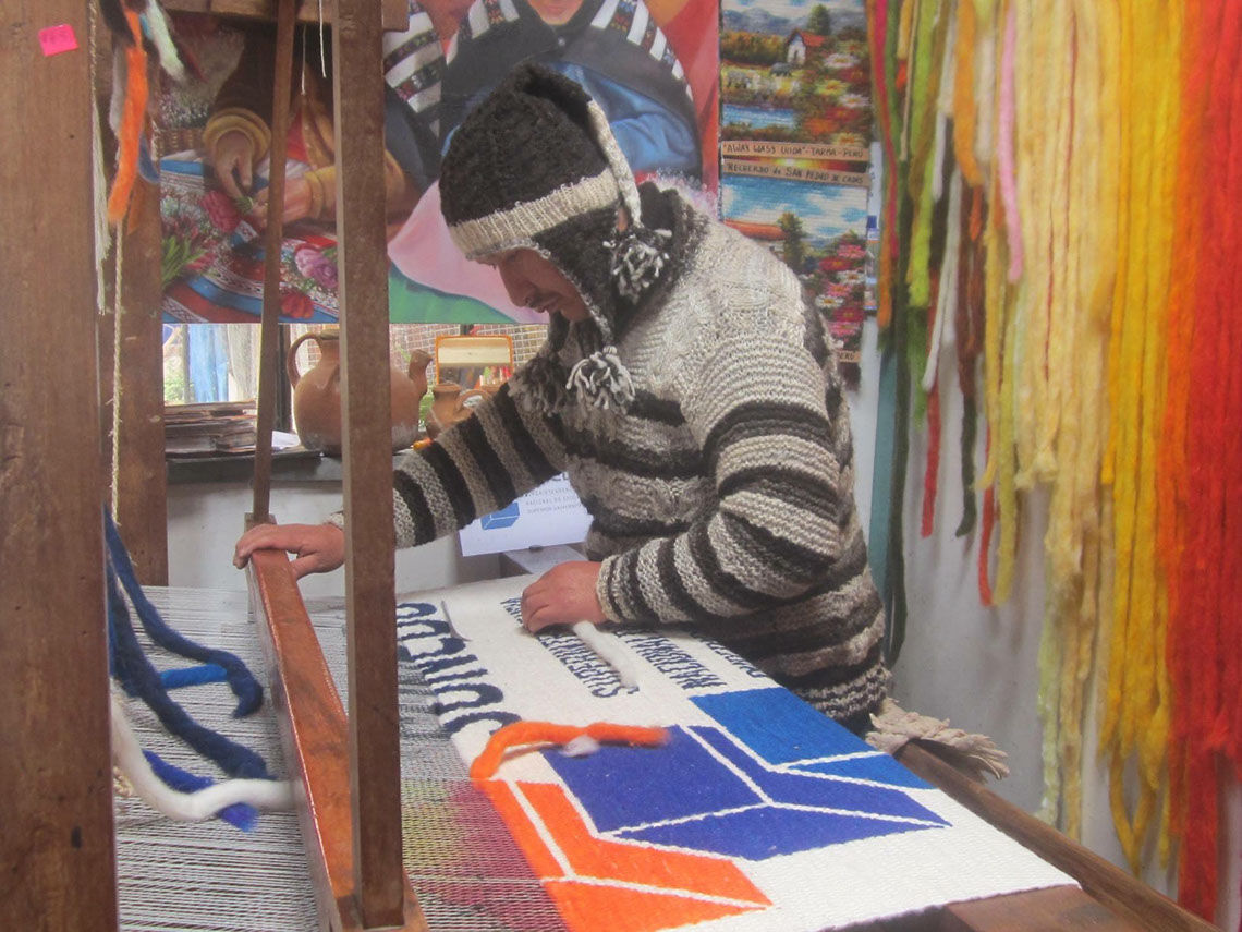 Tejedora trabajando en el telar